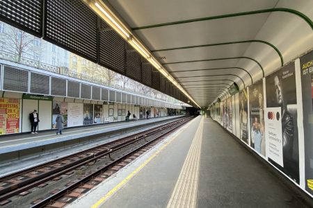 Foto tempat menunggu U-Bahn